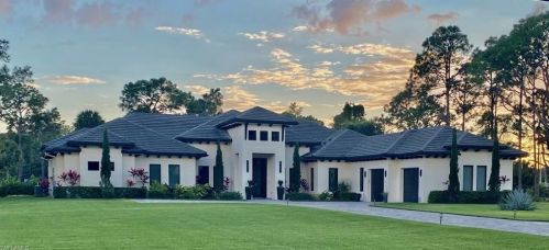3896 7th Ave, Naples, FL 34117-4154