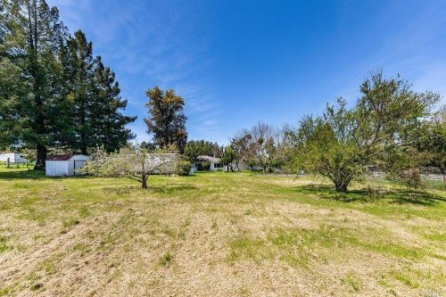 5625 Henning Rd, Sebastopol CA  95472-6332 exterior