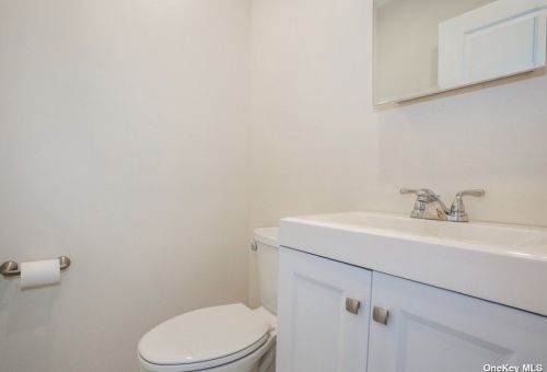 288 Greenbelt Pkwy, Holtsville NY  11742-2231 exterior