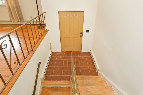 9 Leghorn Ct, Huntington Station NY  11746-2820 exterior