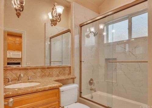 1612 Pacific Coast Hwy, Huntington Beach CA  92648-4434 exterior