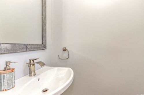 6 Stuart Ct, Huntington Station NY  11746-4237 exterior