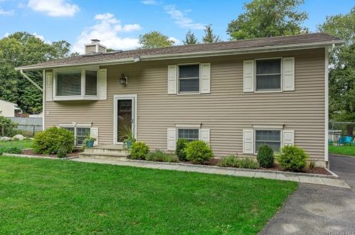 26 Bayberry Hill Rd, Mahopac, NY 10541-4401