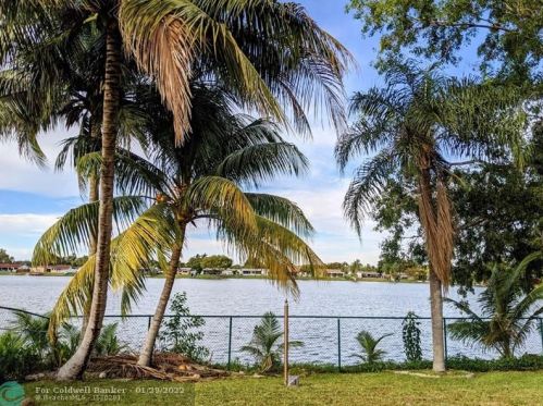 8641 4th St, Hollywood, FL 33024-6564
