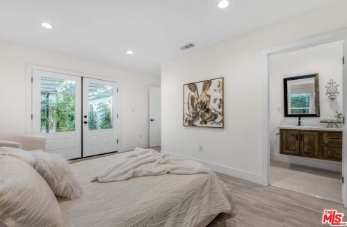 11512 La Maida St, North Hollywood CA  91601-4323 exterior