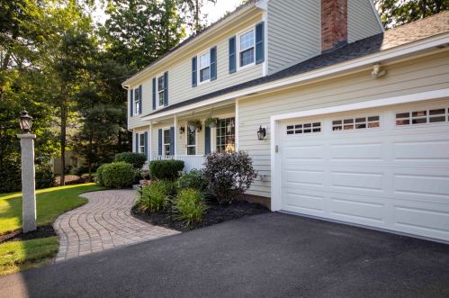 8 Cathedral Cir, Nashua NH 03063-2716 exterior