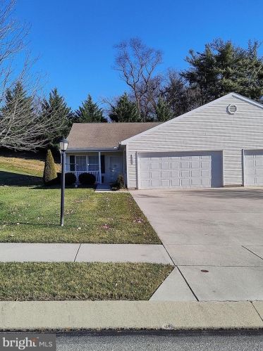 1319 Village Dr, Spring Grove PA  17362-8735 exterior
