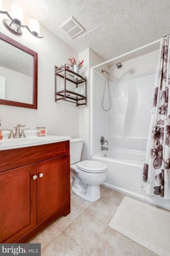 10902 Barton Hill Ct, Herndon VA  20191-5000 exterior