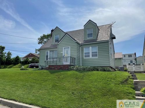 201 Russell St, Woodbridge, NJ 07095-2627