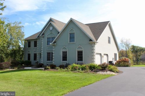 5680 Mountain Laurel Dr, Coopersburg, PA 18036-2320