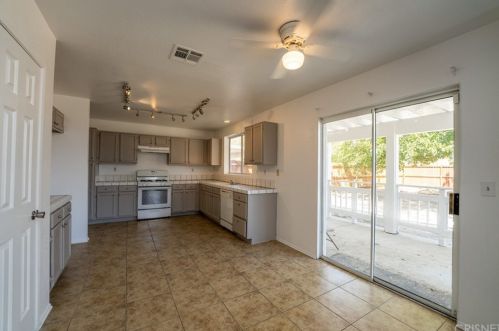 43234 Vineyard Dr, Lancaster CA  93535-4920 exterior