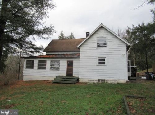 571 Iron Bridge Ln, Water Gap, PA 17018-9686