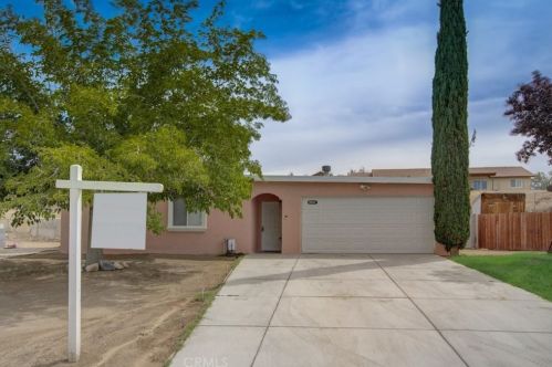 16626 Lariat Rd, Victorville, CA 92395-4564
