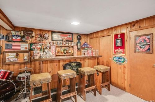 7 Parkview Cir, Bethpage NY  11714-2309 exterior