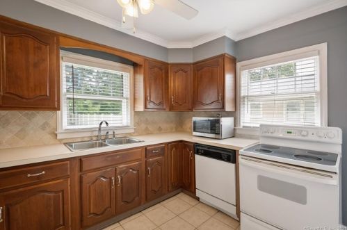 5 Lincoln St, North Haven CT  06473-1807 exterior