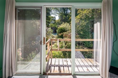 24 Twin Hills Rd, Stamford CT  06903-4614 exterior