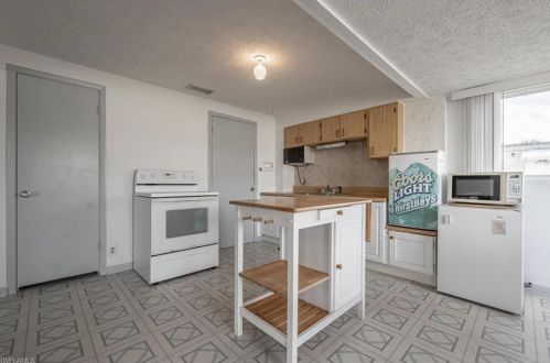 1047 Schooner Ln, Moore Haven FL  33471-8231 exterior