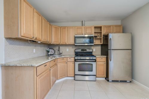 8 Valiant Ct, Mount Sinai NY  11766-2915 exterior