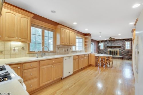 28 Independence Dr, Whippany NJ  07981-2211 exterior