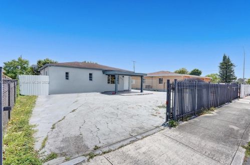 912 32nd St, Hialeah FL  33012-5040 exterior