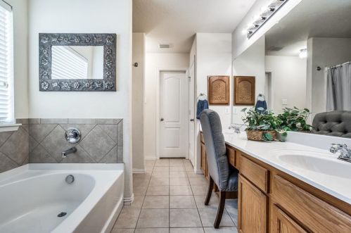 109 Toma Hawk Dr, Greenville TX 75402-2802 exterior