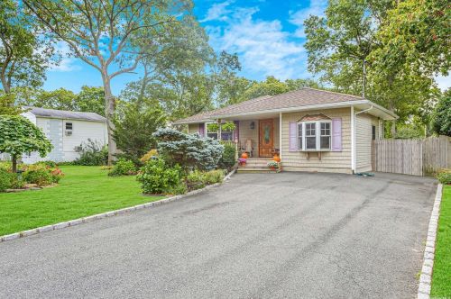 70 Aster Ave, Holtsville, NY 11742-1743