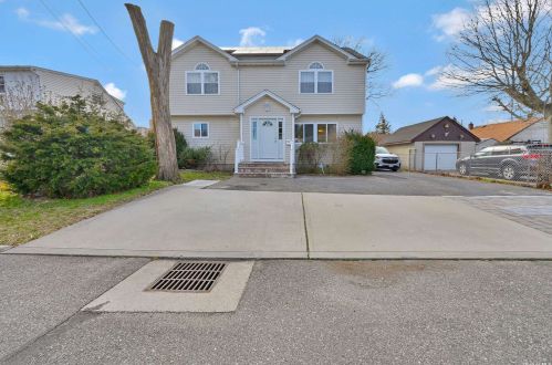 35 Leroy Pl, Copiague, NY 11726-3409