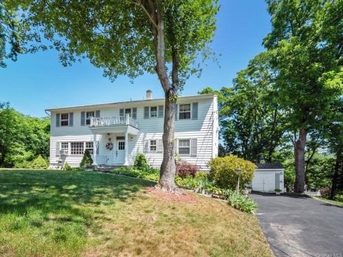 14 Pouting Rock Rd, Mahopac, NY 10541-4617