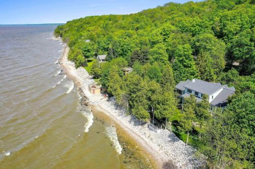 5261 Edgewater Beach Rd, Green Bay, WI 54311-9795