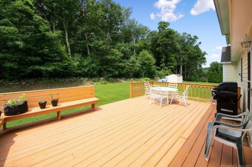 11 High Mdw Rd, Huntington CT 06484-3475 exterior