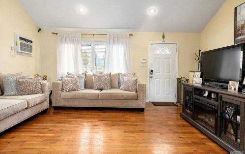 32 Leibrock Ave, North Lindenhurst, NY 11757-1824