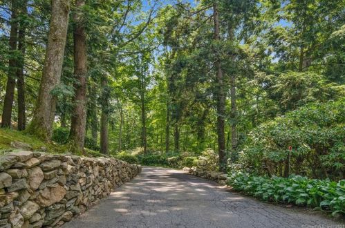 2061 Ponus Rdg, New Canaan, CT 06840-2527