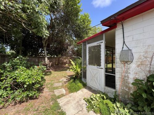 907 Derbyshire Rd, Daytona Beach FL 32117-3802 exterior