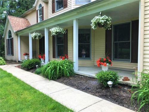 2085 Willow Brook Ln, Hinckley, OH 44233-9689