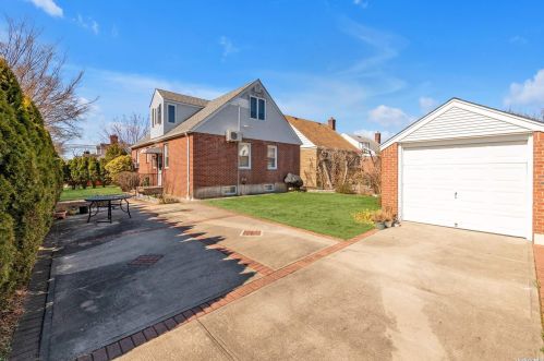 42 Stephen Ave, New Hyde Park NY  11040-3131 exterior