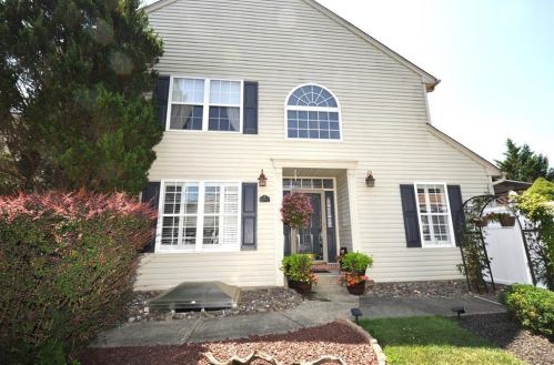 2182 Woodridge Dr, Macungie, PA 18062-8446