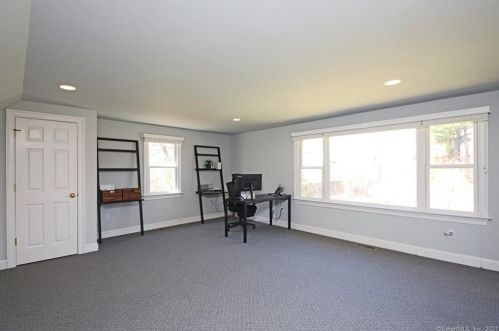 26 Oak Knoll Rd, Ridgefield CT  06877-4334 exterior