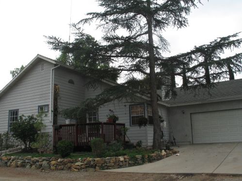 172 Palmyra Dr, Vista, CA 92084-7807