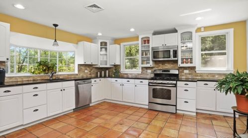 38 Candle Hill Rd, Danbury CT  06812-2414 exterior