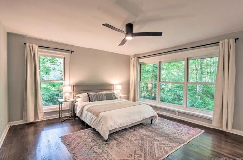 8 Tulip Tree Ln, Norwalk CT  06851-1409 exterior