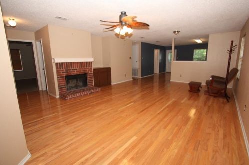 5221 Bedfordshire Dr, Fort Worth, TX 76135-1438