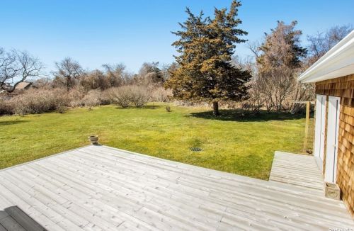 195 Montauk Hwy, Watermill NY  11976-2617 exterior
