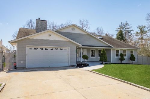 828 Peconic St, Hauppauge, NY 11779-6521