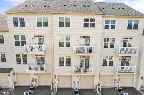 7405 Brunson Cir, Gainesville VA 20155 exterior