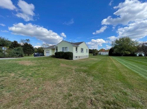 17 Pequot Trl, Norwich, CT 06384-1221