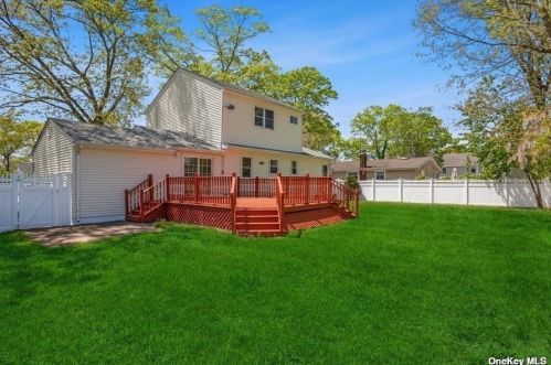 759 Van Buren Ave, West Islip NY  11795-1337 exterior