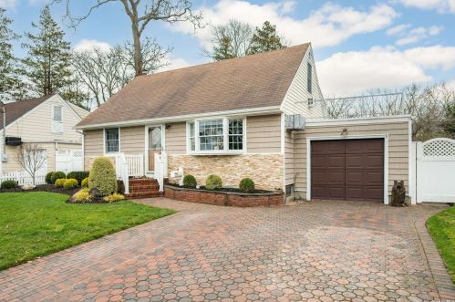1623 Parkview Ave, Seaford, NY 11783-1940