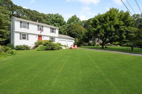 15 Yellowstone Dr, North Kingstown, RI 02852-1673