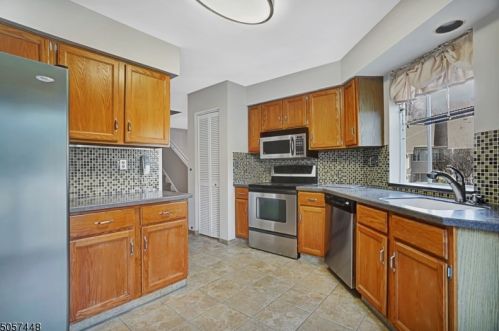 2 Brigade Ct, Bedminster NJ  07921-1838 exterior