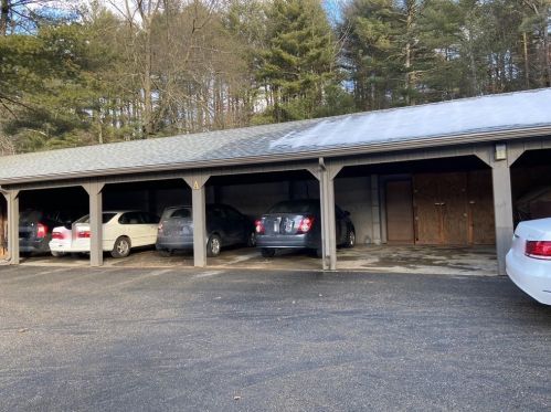 11 Chadwick Ct, Amherst MA 01002-2825 exterior